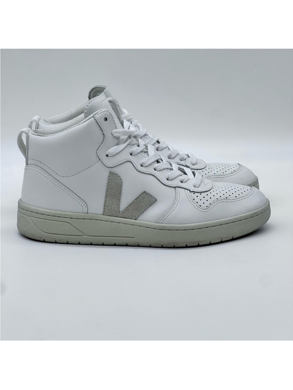 Veja V-15 Hi-Top Sneakers.
Size 9